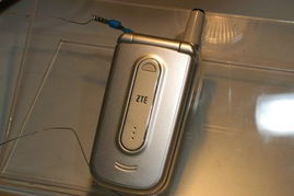 中興亮相2004年中國國際通信設備技術展，展示最新系列手機圖片引領通信新風尚